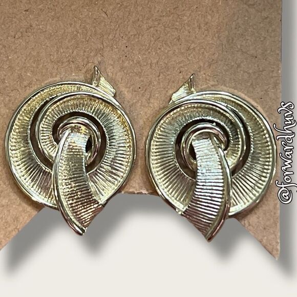 Vintage Lisner Gold-Tone Non-Pierced Earrings - Picture 6 of 9